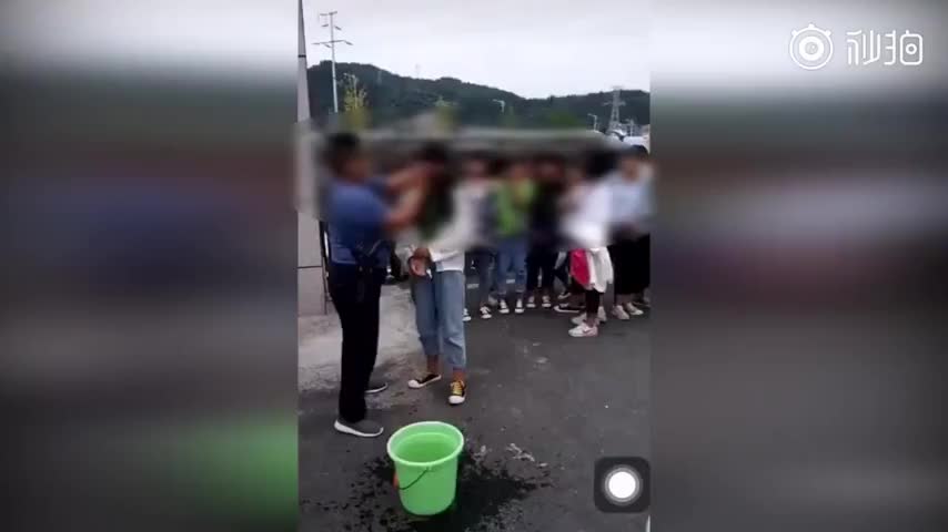 网曝老师提水桶在校门外用毛巾给女学生卸妆，学校回应来了…
