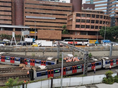 港铁列车红磡站断为两截 三节车厢脱轨8伤5入院