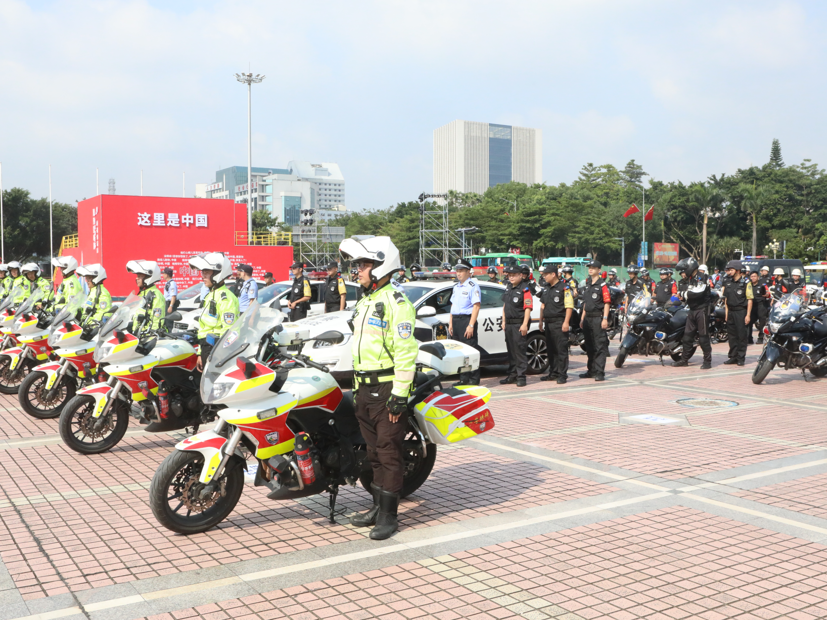 龙城街道启动平安龙城“武装大巡逻”