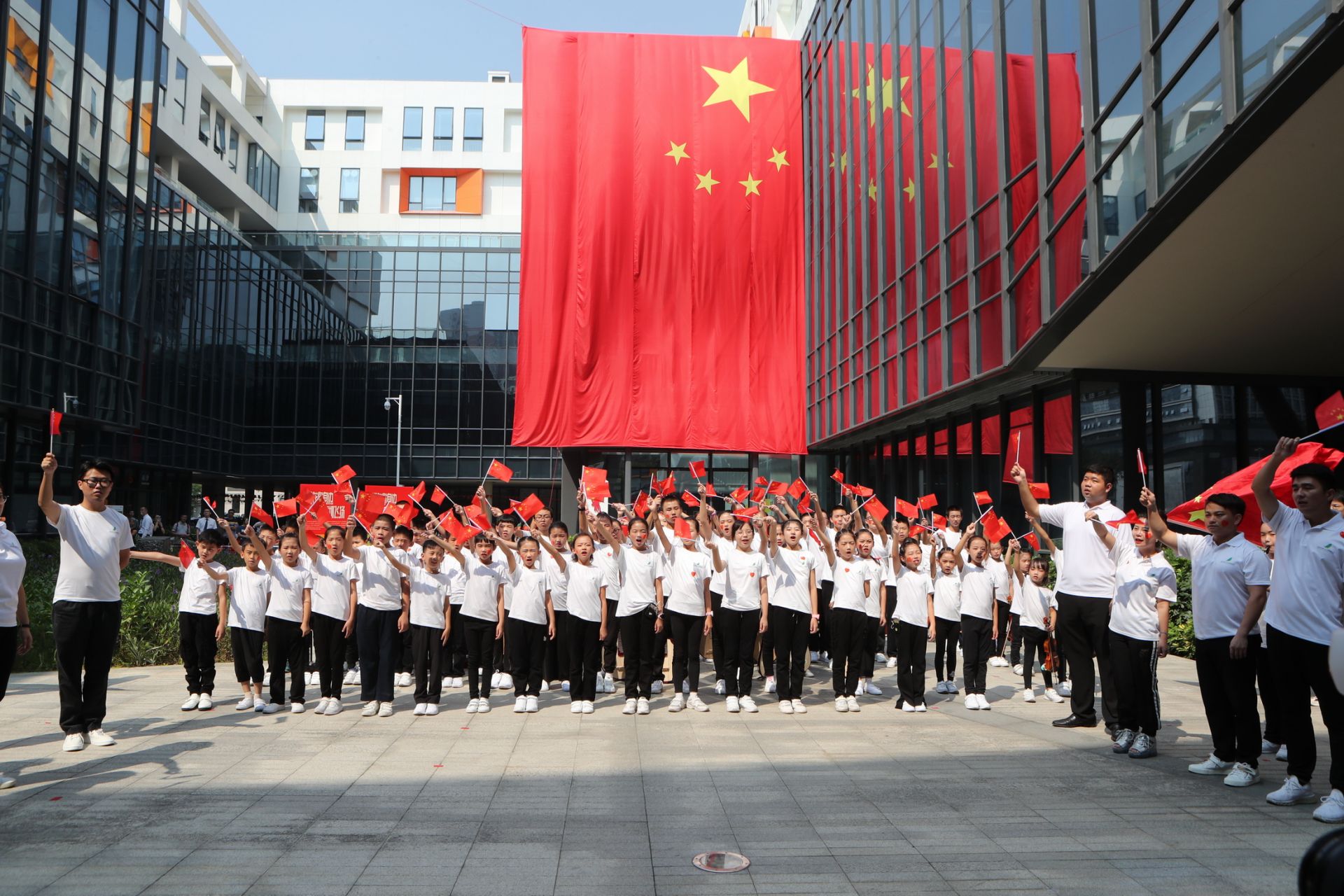 “画出最美同心圆”！深港青年齐聚深圳青年广场共贺国庆