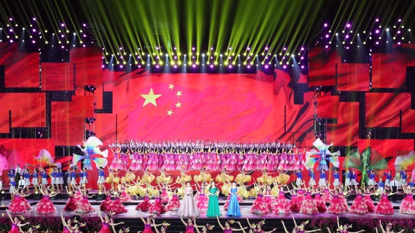 “我爱你中国——庆祝中华人民共和国成立70周年深圳群众文艺晚会”深圳湾畔绽放