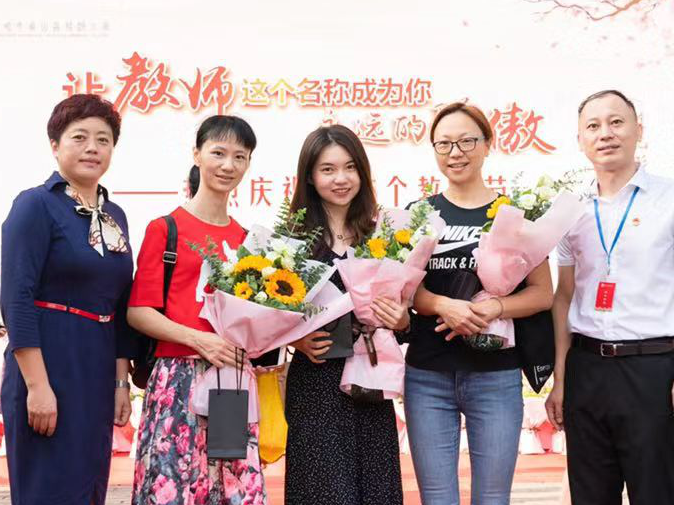 鲜花送入怀、真心话上墙！桃小教师节的感动不期而遇      