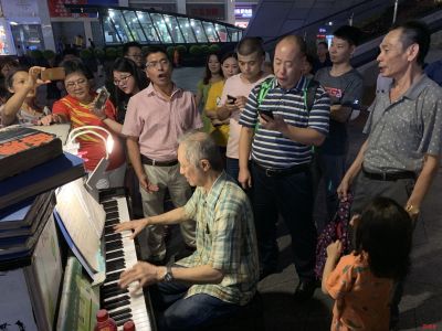 华强北商业街来了一位“钢琴爷爷”，观众围观到晚上10点多仍不愿离去…