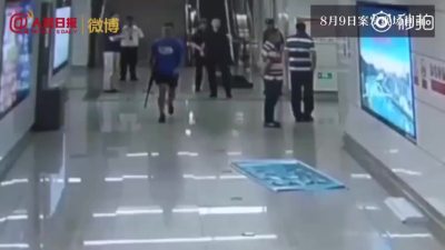 视频曝光！南宁一男子地铁站劫持女子被击毙