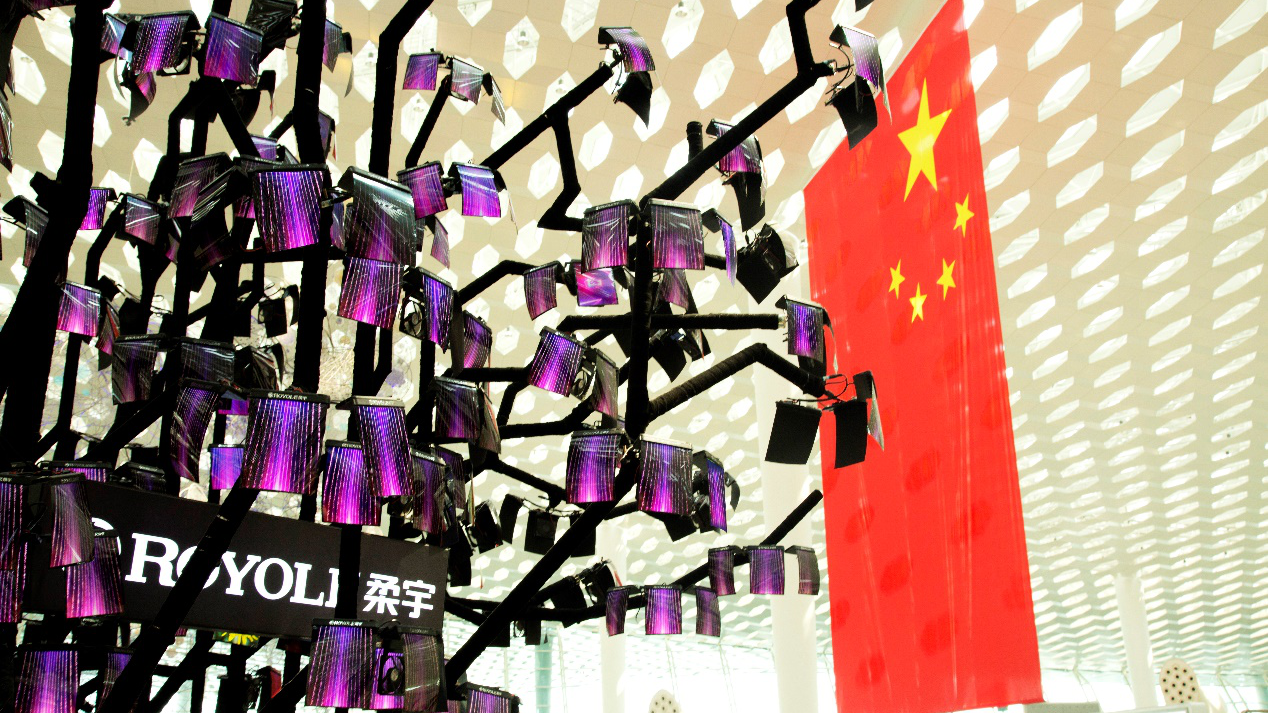 哇！深圳机场里的新物种，树上挂着柔性屏