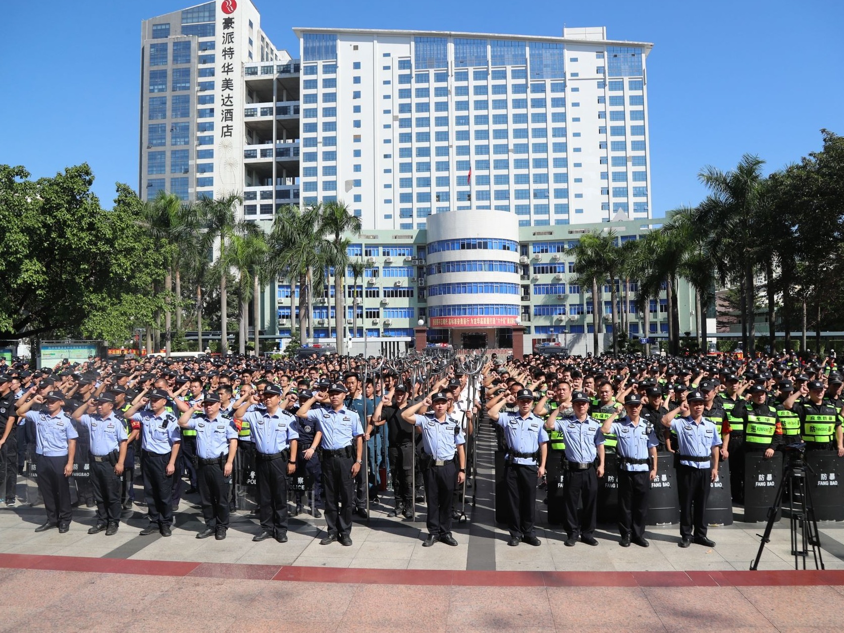 龙华公安建特色义警队伍，警民携手誓保平安