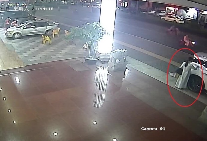 不还茶叶就刮你车！一女子分手后在男友爱车刻字羞辱