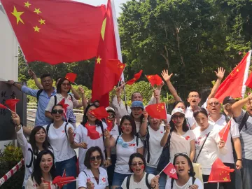 香港回归纪念塔红旗飘扬