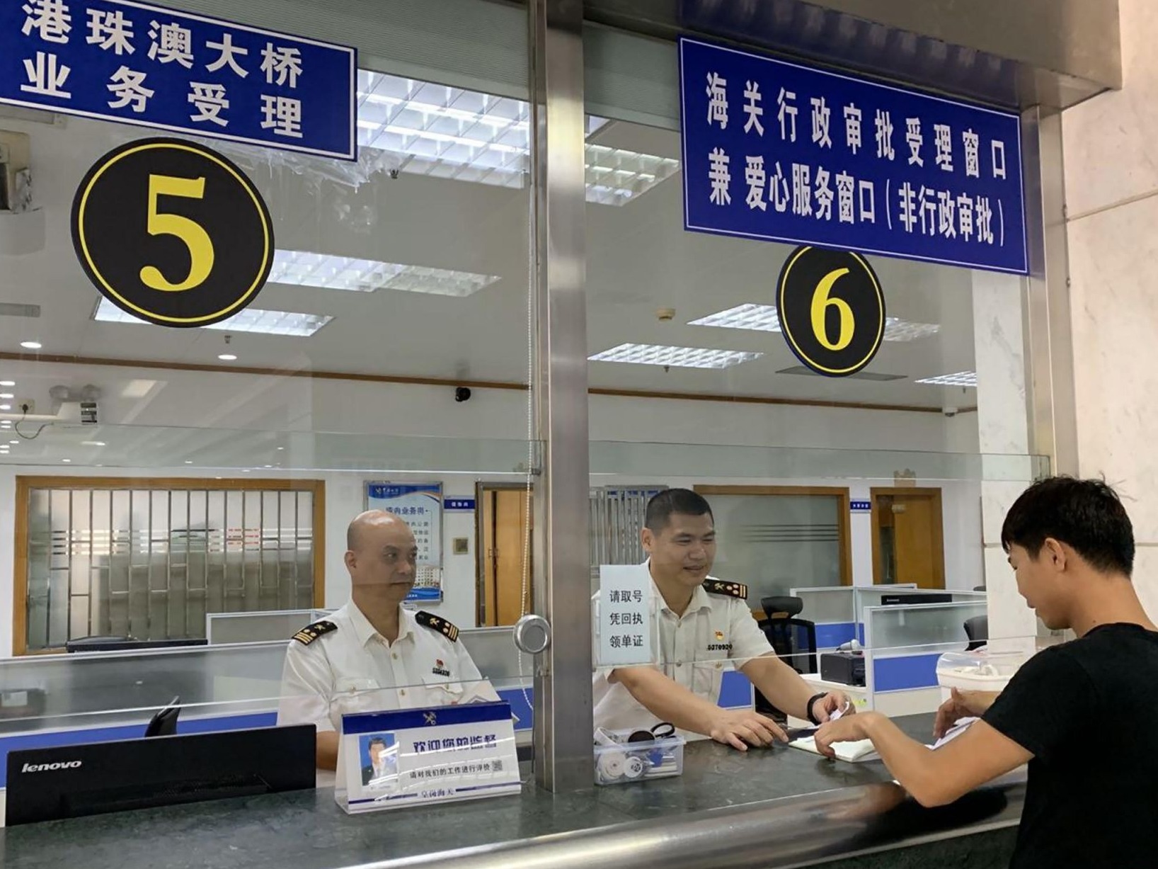 港珠澳大桥开通一年，深圳海关备案车新增1.4万辆