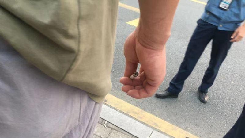 看见地上烟头多从众吸烟被罚！记住这里要禁烟区