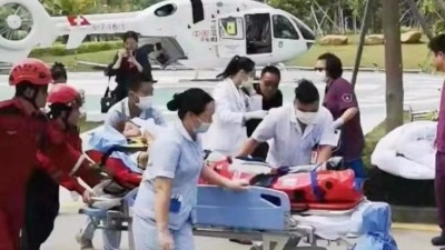高速路上孕妇受伤！空中救援10分钟将孕妇送到中山七院