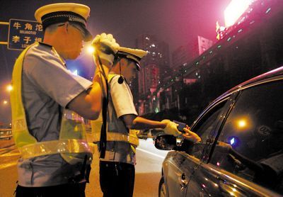深圳昨天出行车辆188万辆，交警在夜间启动“减道降速”措施