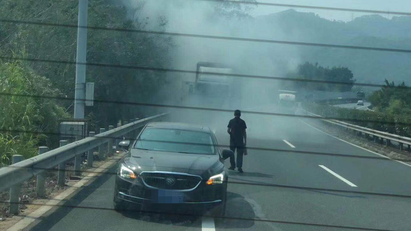 紧急！高速路上货车着火 温暖！福永教师送教途中勇伸援手