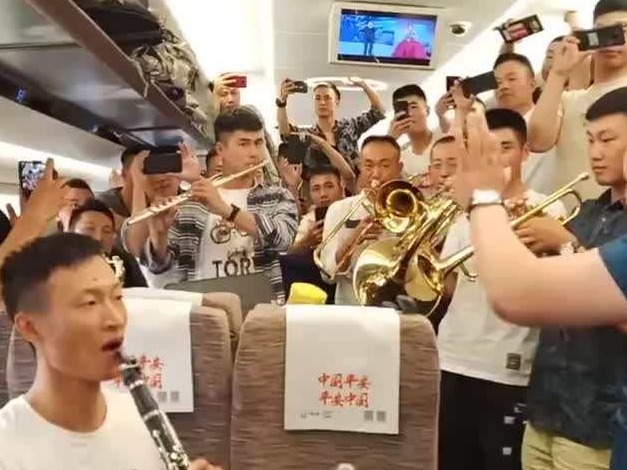 这曲子一响起，高铁变成战车！