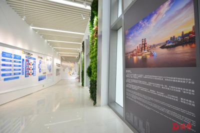 重庆来福士华丽亮灯 中新互联互通项目展厅揭幕