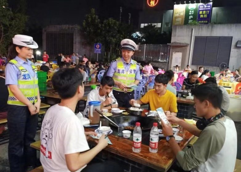 饭桌上突然来了交警！你还敢酒驾吗？