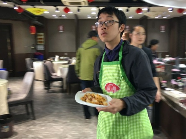 “生活的苦难压不垮我” 这小伙子，赞！