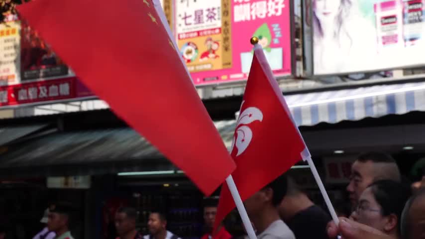 一国两制交汇点上观看阅兵仪式
