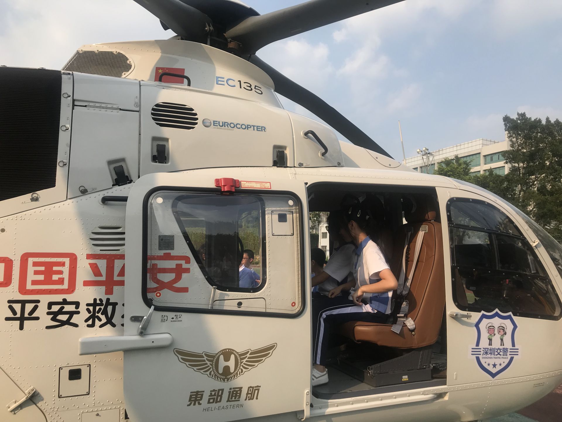 急救直升机飞进校园！东湖街道在布心中学开展健康教育活动 