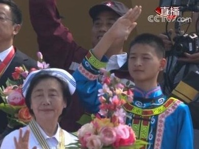 “敬礼娃娃”郎铮：“众志成城”彩车上向祖国敬礼！