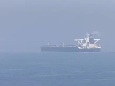 突发！一艘伊朗油轮在红海海域发生爆炸 大量原油泄漏