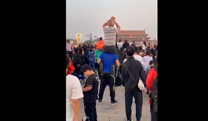 多温馨的画面！父亲坐在儿子肩头看天安门升旗，激动地鼓掌……