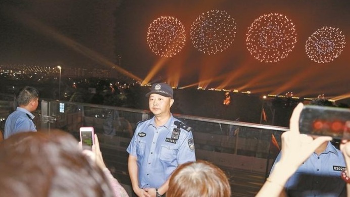 肩负重任满怀自豪，深圳湾畔守护“中国红”的“警察蓝”