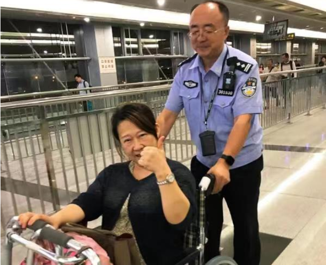 一把小小的轮椅获旅客点赞！皇岗边检站这事儿干得的确很赞