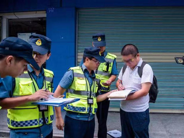 深圳控烟“车轮战”首周18人吃罚单 又有人因抽电子烟被罚
