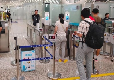 深圳机场推出智能安检通道，旅客可以“刷脸”过安检闸机