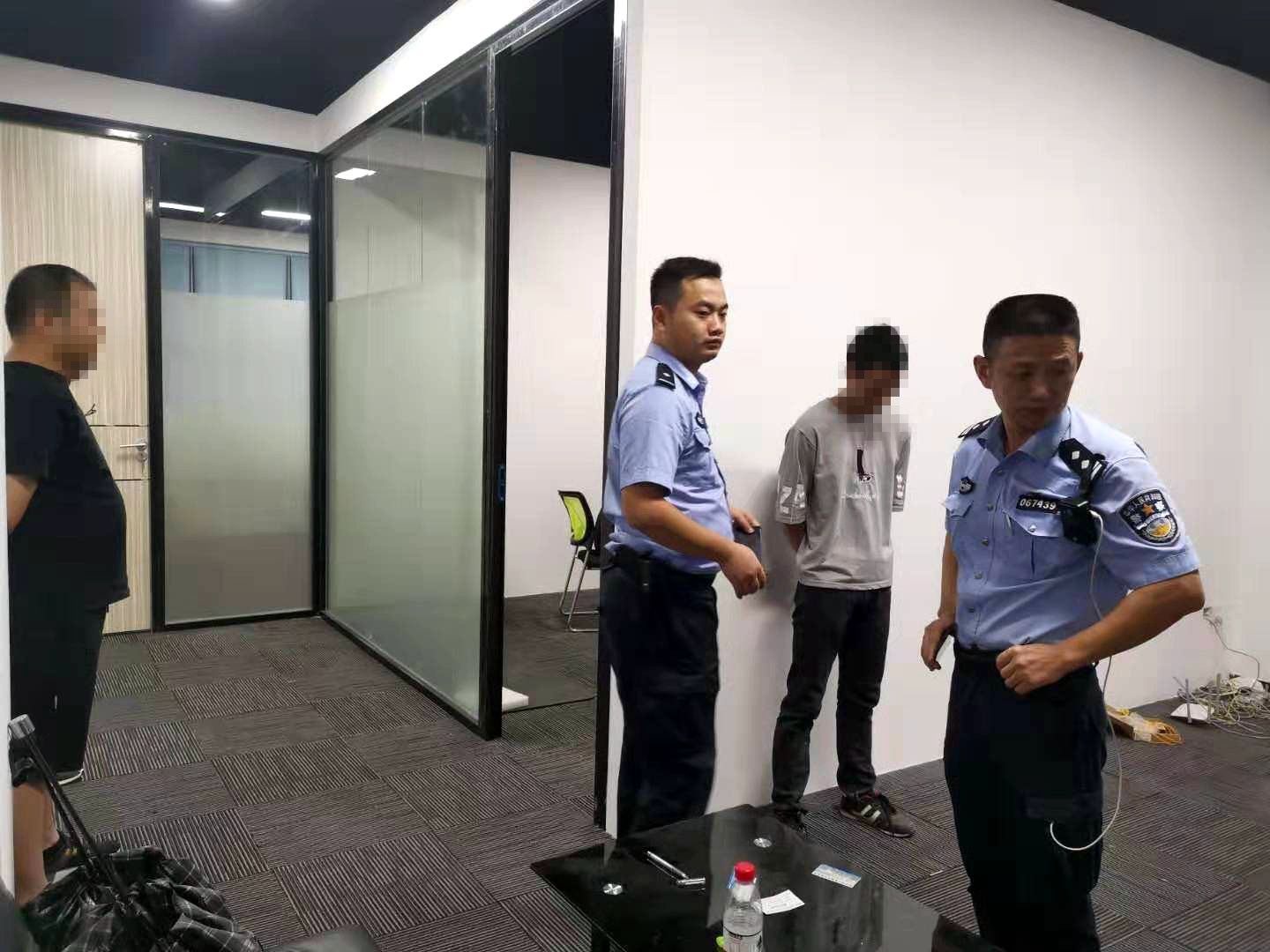 骗子在30个人的群分饰29角…这个诈骗团伙费尽心机，最后还是被抓了！