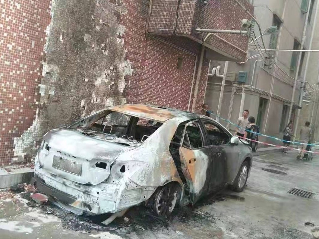 宝安一小汽车突发自燃，幸无人员伤亡