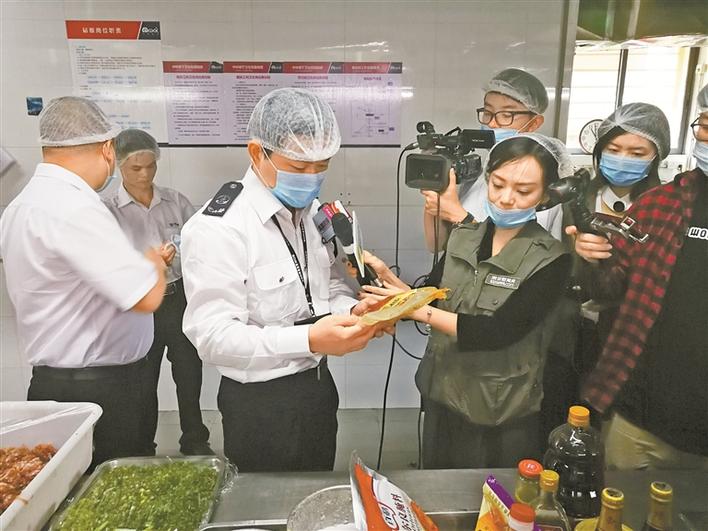区长谈食安丨王卫：争做先行示范食安先锋，提升龙华市民舌尖幸福指数