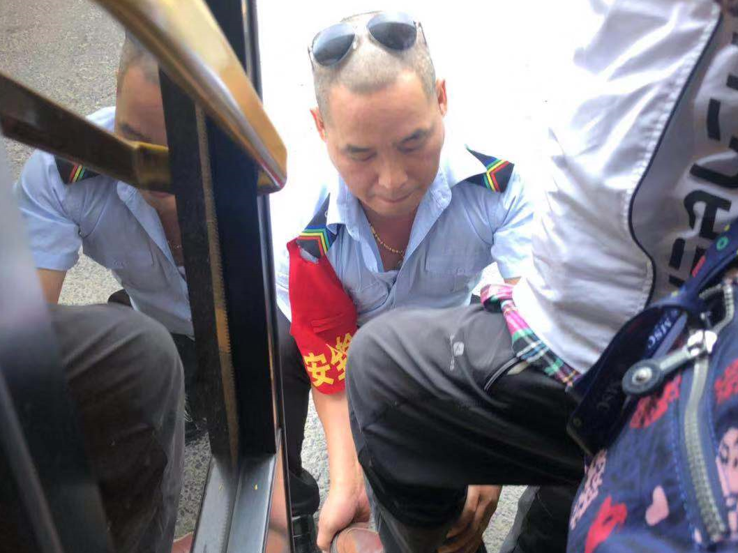 公交师傅暖心“托举” 助行动不便老人上下车