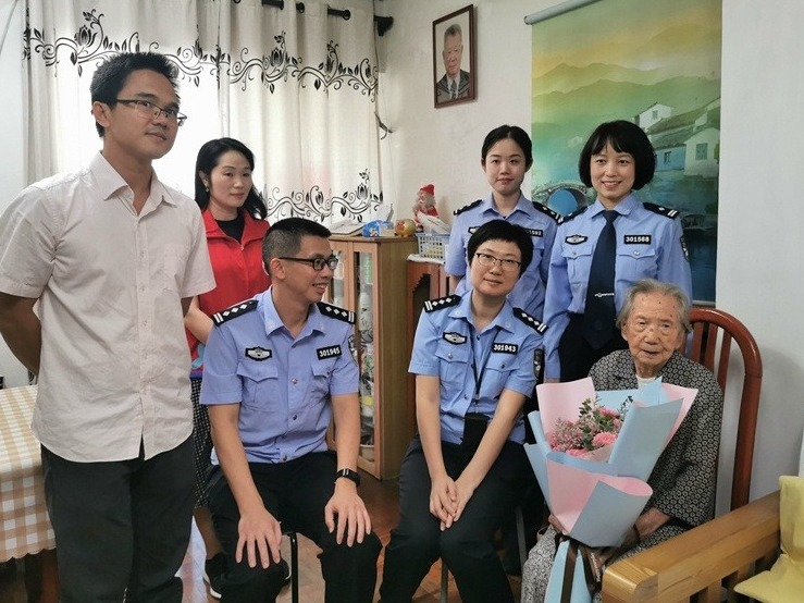 秋意凉，人心暖，皇岗边检站民警真情慰问百岁老人