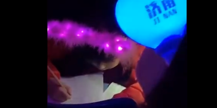 小学生在演唱会现场写作业，网友：陪妈妈追星的我太难了！