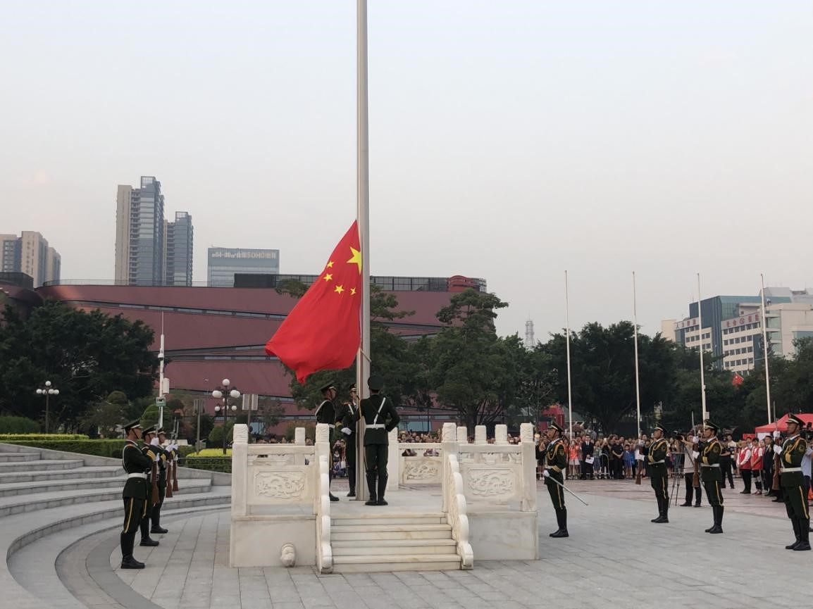 龙岗区举行升国旗仪式庆祝新中国成立70周年