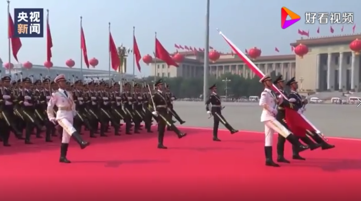 阅兵式上震撼的脚步声从哪儿来？兵哥哥的靴子里也有麦克风！