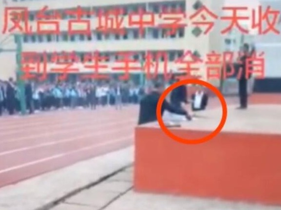 网传安徽一中学公开砸毁学生手机 校长：掺教师废旧手机充数