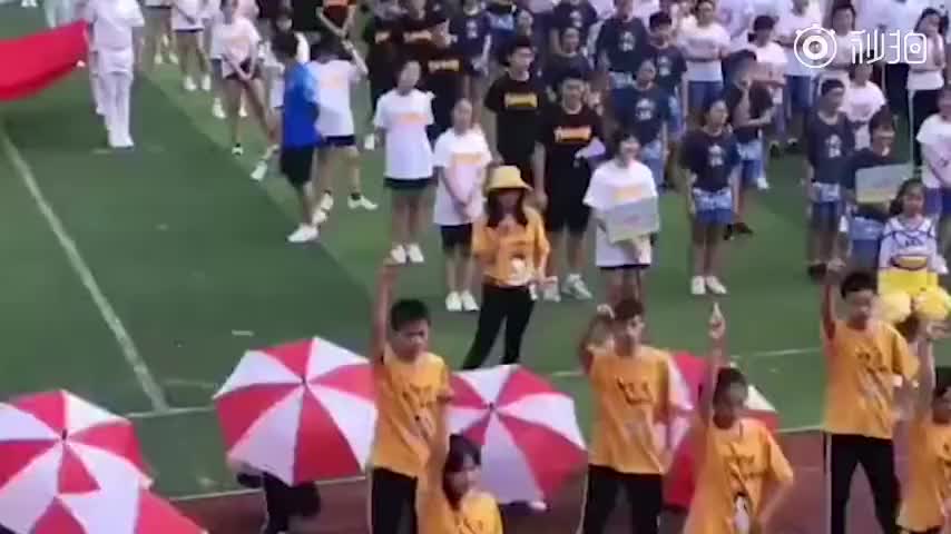 初中生运动会现“神口号”：“我爱学习，学习使我妈快乐！”