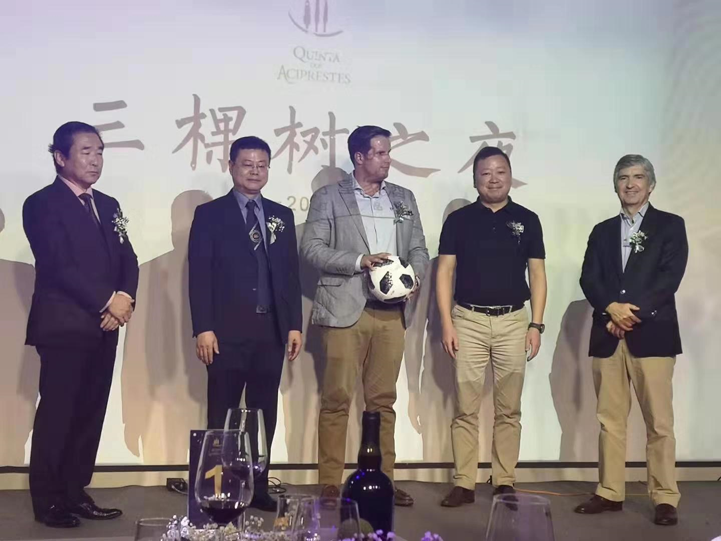 这杯酒，为中华人民共和国70周年干杯！