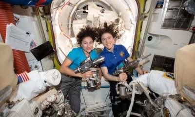 NASA称实现人类首次全女性宇航员太空行走