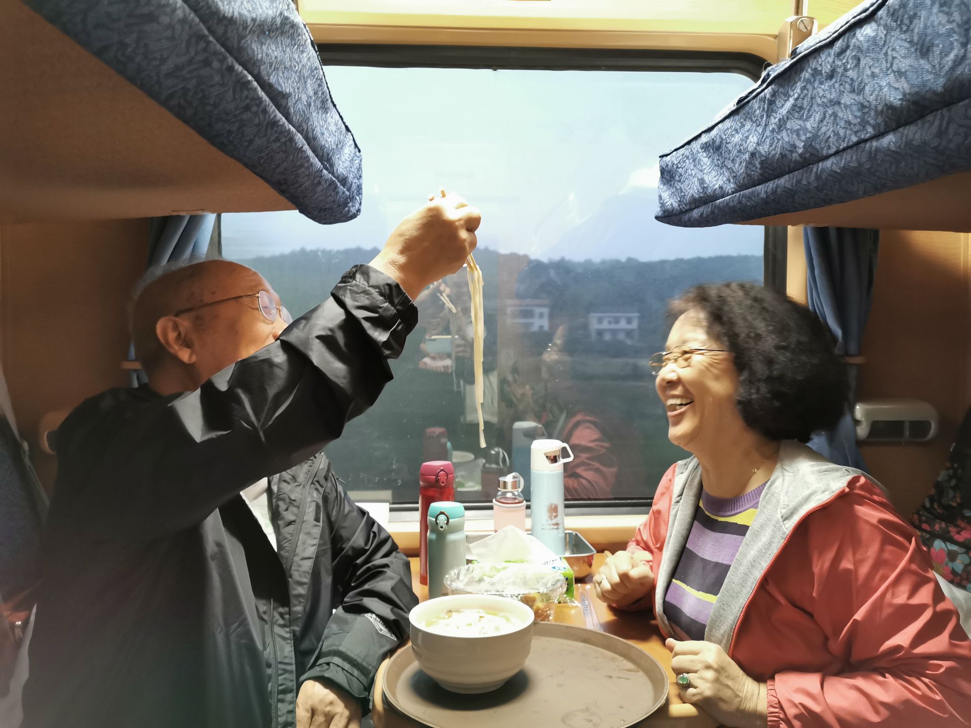 快乐出行  “老玩童”旅游专列上度过生日