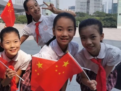 《红旗，我们爱你》——深圳万名青少年用歌舞向祖国献礼
