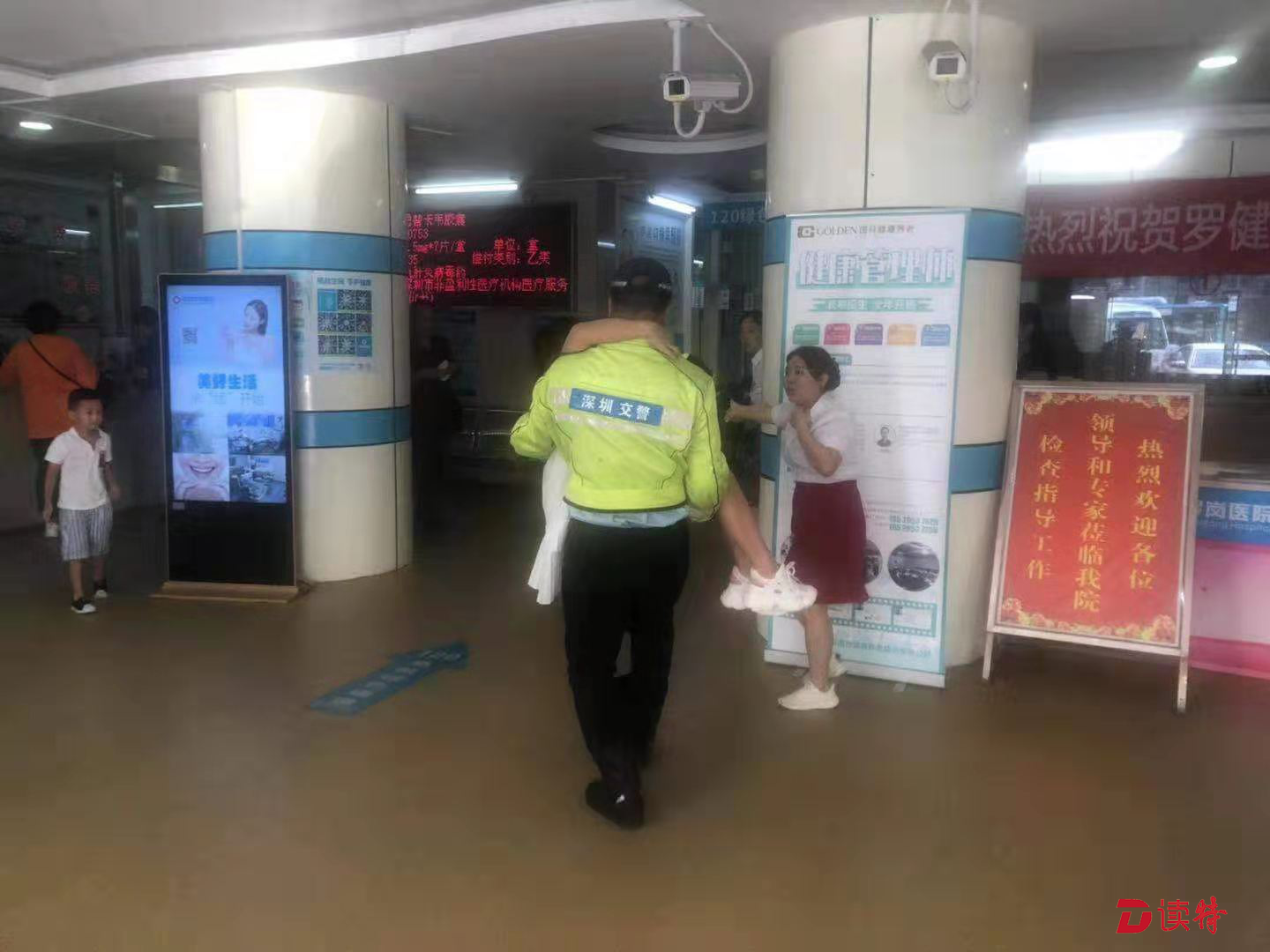 孕妇独自驾车肚痛难忍，布吉铁骑上演10分钟“生死时速”救援