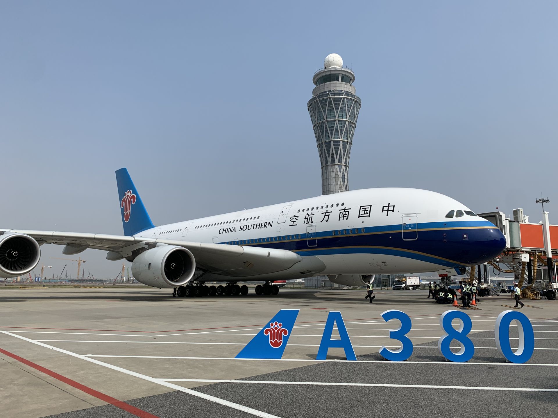 空中巨无霸再飞深圳机场南航a380客机执飞深圳北京