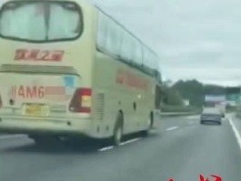 载49人客车高速上别货车 司机被公司除名永不录用