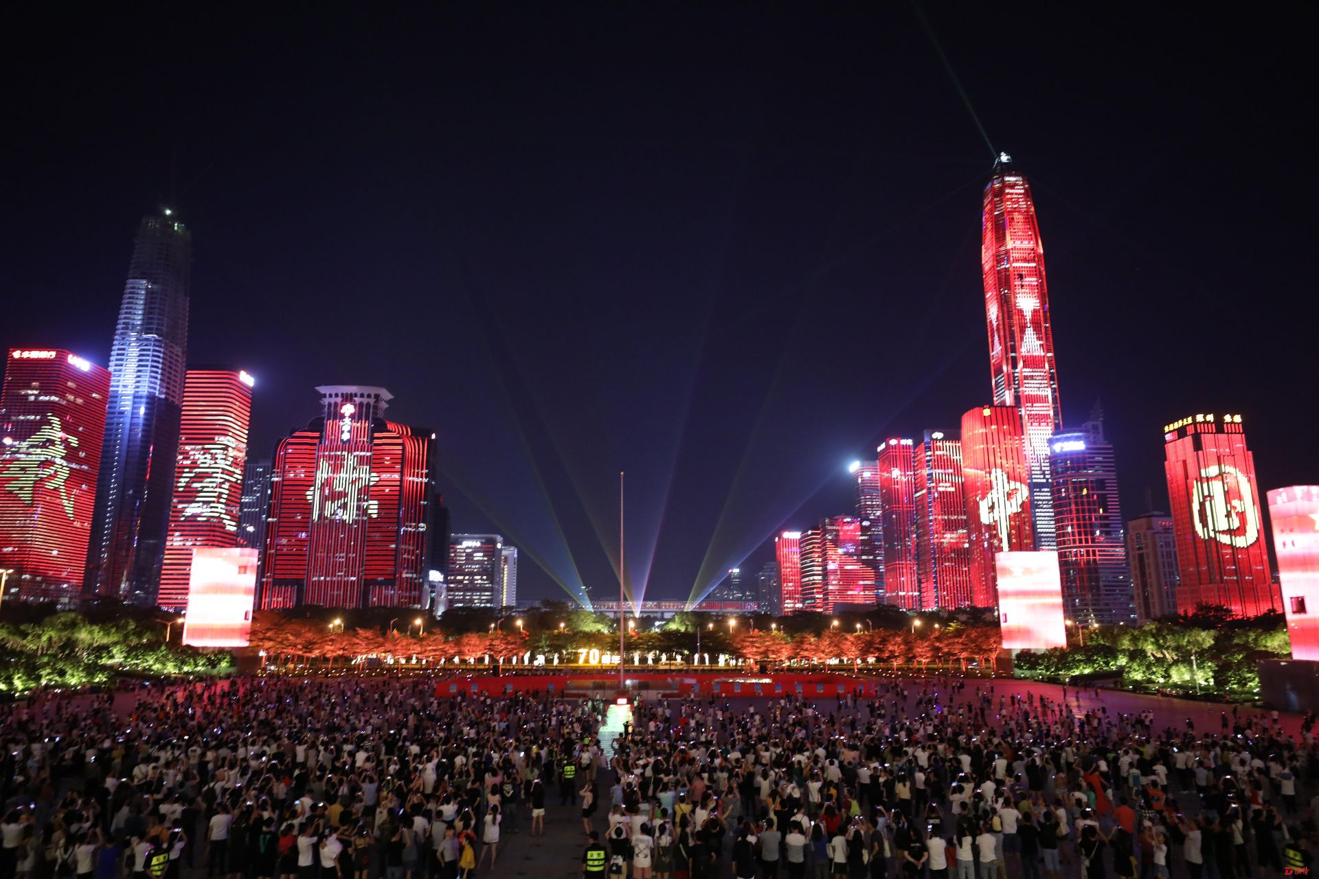 “海博会专场灯光秀”震撼上演