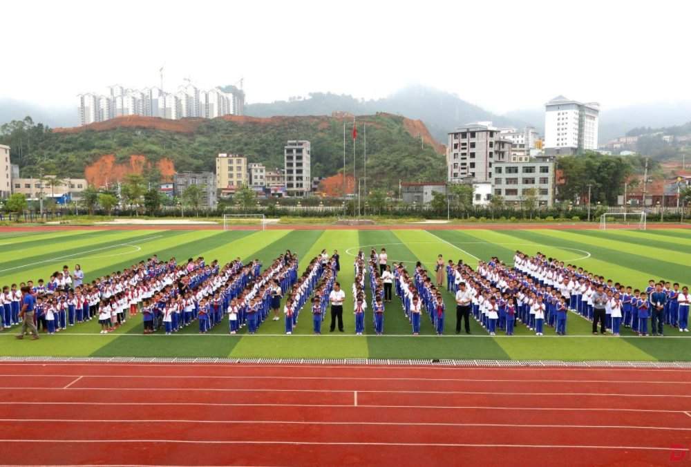 龙华区慈善会向广西东兰龙华小学捐赠4000套校服