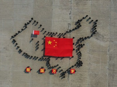 千名新兵看完国庆阅兵后 摆出中国地图